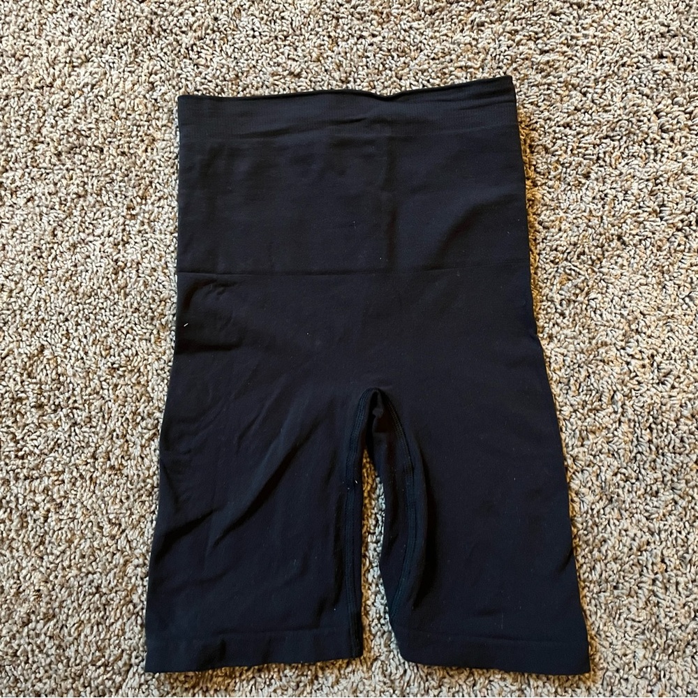 Skims Mid-Thigh Sculpting Short S/M